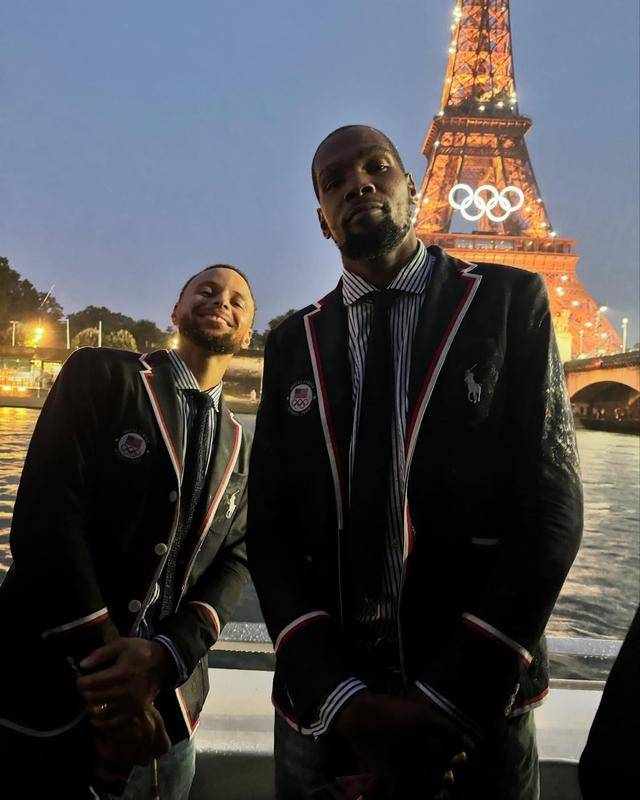 杜兰特回归赛场，高光表现首场状态亮眼，瑞士队观众沸腾！