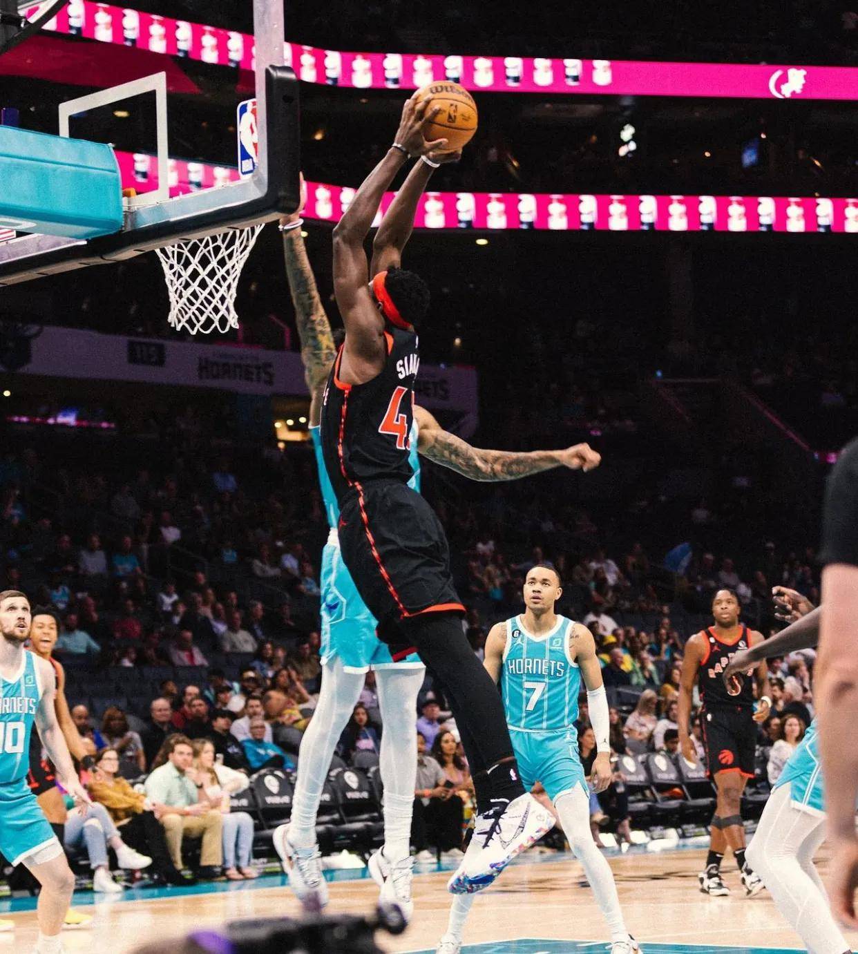 西亚卡姆爆冷击败老鹰，关键助攻引爆全场！的简单介绍